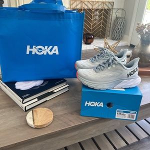 Women’s HOKA ARAHI 6 in the color Plein Air/ Blue Fog size 6.5